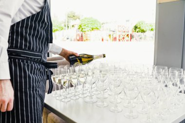 Gözlük şampanya ile. Şampanya ile yeni yıl kutlamaları.