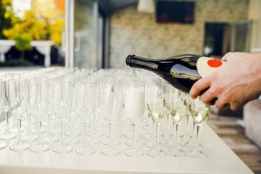 Gözlük şampanya ile. Şampanya ile yeni yıl kutlamaları.