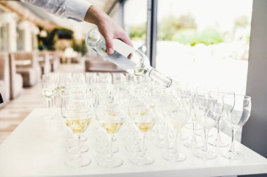 Gözlük şampanya ile. Şampanya ile yeni yıl kutlamaları.