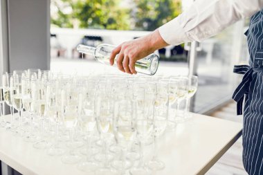 Gözlük şampanya ile. Şampanya ile yeni yıl kutlamaları.