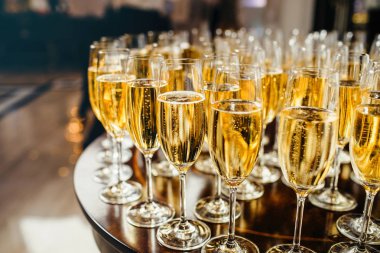 bir arka plan üzerinde şampanya bardağı. Şampanya ile yeni yıl kutlamaları.
