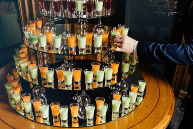 Tropik kokteyller ile kutlama içer. Renkli kokteyl cam.