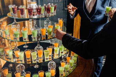 Tropik kokteyller ile kutlama içer. Renkli kokteyl cam.