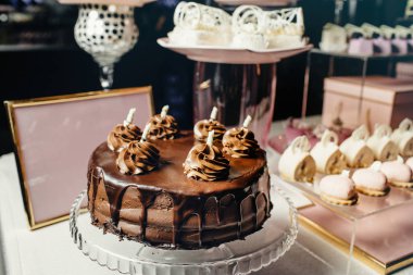 Kutlama masa, Ziyafet tablo çikolata ile.