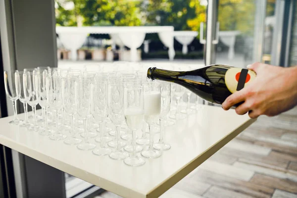 Gözlük şampanya ile. Şampanya ile yeni yıl kutlamaları.