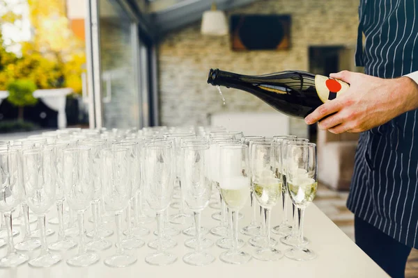 Gözlük şampanya ile. Şampanya ile yeni yıl kutlamaları.