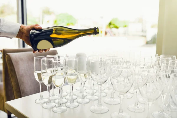 Gözlük şampanya ile. Şampanya ile yeni yıl kutlamaları.