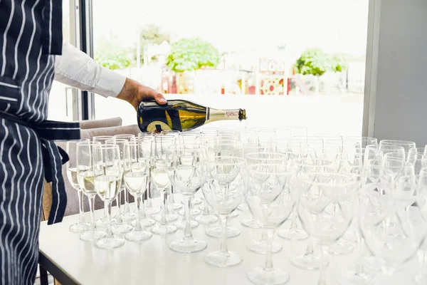 Gözlük şampanya ile. Şampanya ile yeni yıl kutlamaları.