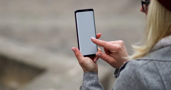 Close Van Vrouwelijke Handen Met Behulp Van Slimme Telefoon Vrouw — Stockfoto