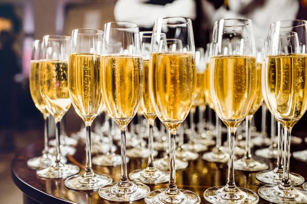 bir arka plan üzerinde şampanya bardağı. Şampanya ile yeni yıl kutlamaları.