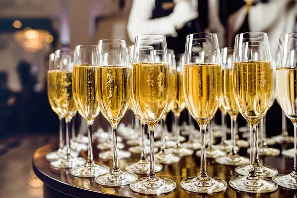 Gözlük şampanya ile. Şampanya ile yeni yıl kutlamaları.