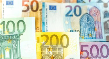 Para kapatın. Euro faturaları.