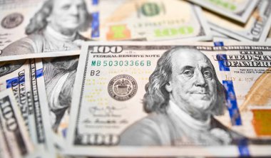 Para kapatın. Amerikan Doları ve euro faturaları.