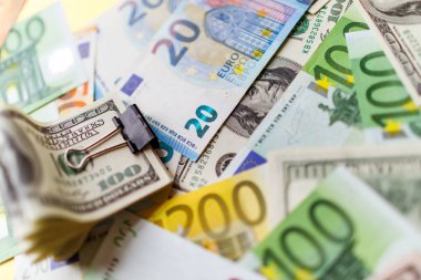 Para kapatın. Amerikan Doları ve euro faturaları.