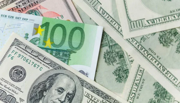 Para kapatın. Amerikan Doları ve euro faturaları ile arka plan.