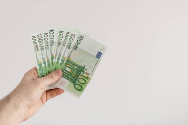 Euro banknot erkek elinde. Euro nakit arka plan.