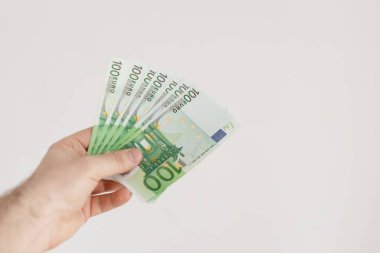 Euro banknot erkek elinde. Euro nakit arka plan.