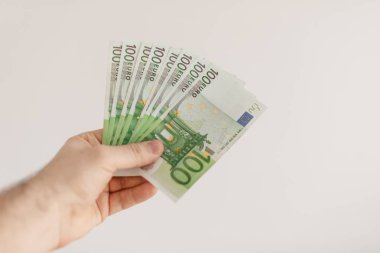 Euro banknot erkek elinde. Euro nakit arka plan.