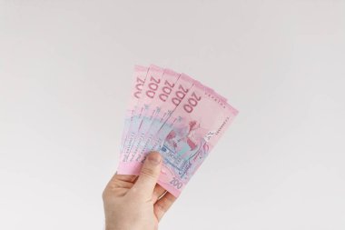 Ukrayna hryvnias erkek elinde para.