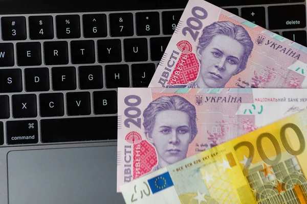 ユーロのお金をクローズ アップ ウクライナのお金 200 グリブナと 200 ユーロ紙幣の背景 — ストック写真
