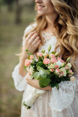 Ormanda güzel gelin portre.