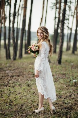 Ormanda güzel gelin portre.