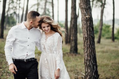 Mutlu genç çift parkta eğleniyor ve kucaklaşıyorlar..