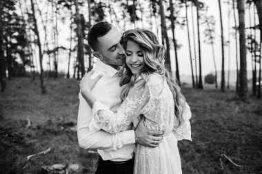 Ormandaki aşık güzel çift.