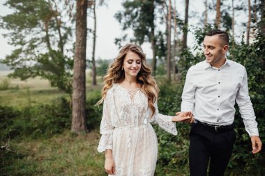 Ormandaki aşık güzel çift.