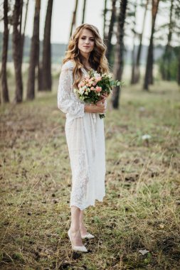 Güzel gelin düğün çiçek buketi ile.