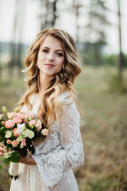 Ormanda güzel gelin portre.