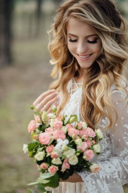 Ormanda güzel gelin portre.