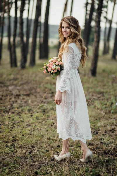 Beau Portrait Mariée Dans Forêt — Photo