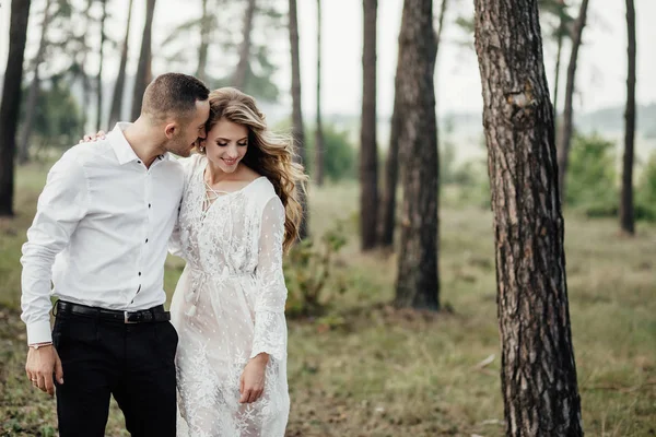 Retrato Una Feliz Pareja Joven Enamorada —  Fotos de Stock