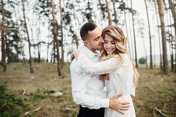 Retrato Una Feliz Pareja Joven Enamorada —  Fotos de Stock