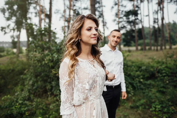 Retrato Una Feliz Pareja Joven Enamorada — Foto de Stock