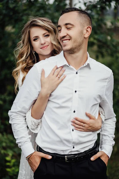 Retrato Una Feliz Pareja Joven Enamorada —  Fotos de Stock