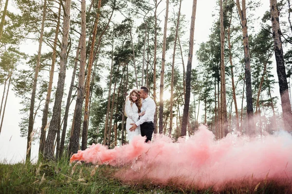 Joyeux Jeune Couple Amoureux Passer Bon Moment Embrasser Dans Parc — Photo