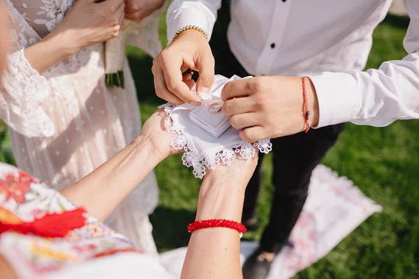 新娘和新郎 夫妇的手穿上结婚戒指 — 图库照片