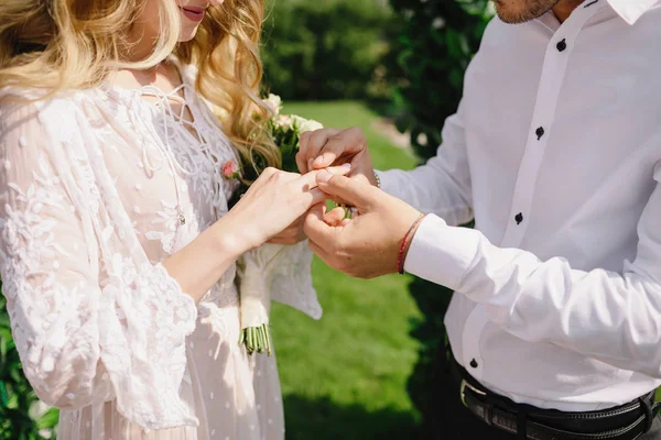 Braut Und Bräutigam Paar Hände Ehering Bräutigam Legt Einen Ehering — Stockfoto