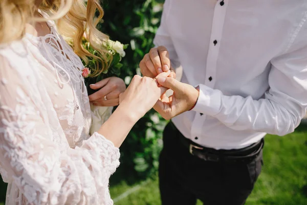 Bride Groom Couple Hands Putting Wedding Ring Groom Putting Wedding — Stock Photo, Image