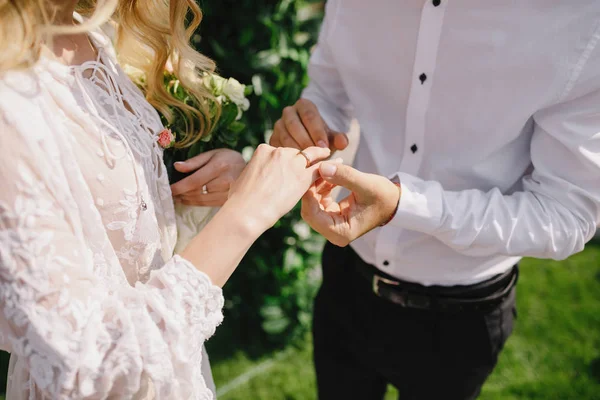 Mempelai Pria Dan Wanita Sepasang Tangan Memakai Cincin Kawin Pengantin — Stok Foto