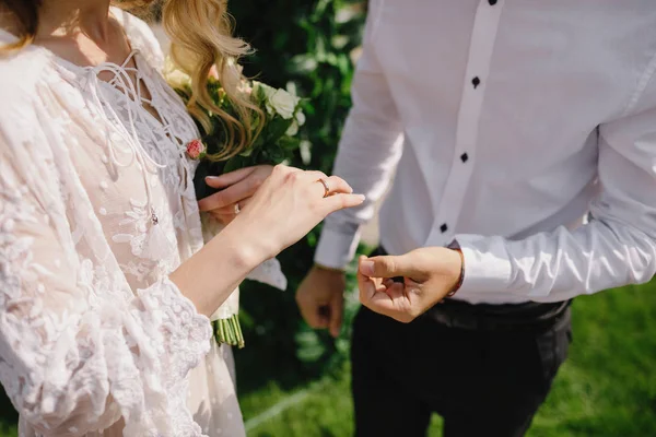 Bride Groom Couple Hands Putting Wedding Ring — Stock Photo, Image