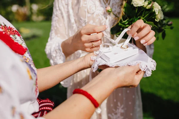 Novia Novio Par Manos Poniéndose Anillo Bodas —  Fotos de Stock