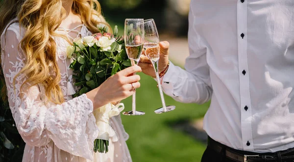 Paar Mit Sektgläsern Schönes Junges Paar Trinkt Champagner Auf Der — Stockfoto