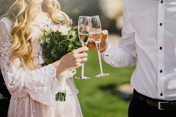 シャンパン グラスを持つカップルします 美しい若いカップル結婚式のシャンパンを飲む — ストック写真