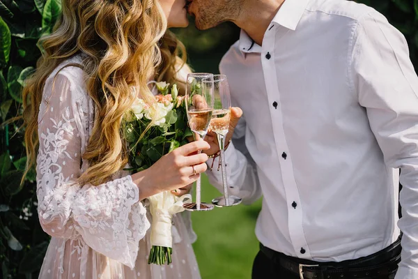 夫妇与香槟眼镜 美丽的年轻夫妇在婚礼上喝香槟 — 图库照片