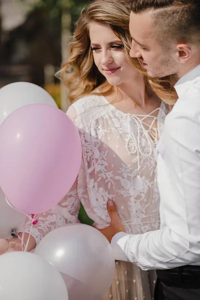 Beautiful Couple Love Balloons — Stock Photo, Image