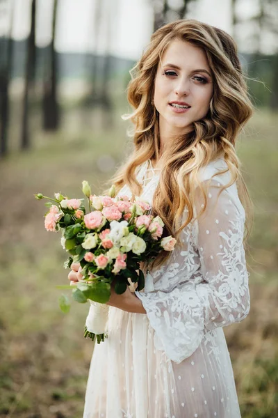 美丽的新娘与婚礼花花束 — 图库照片