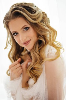 Genç Seksi Gelin erotik iç çamaşırı. Sabah hazırlık.